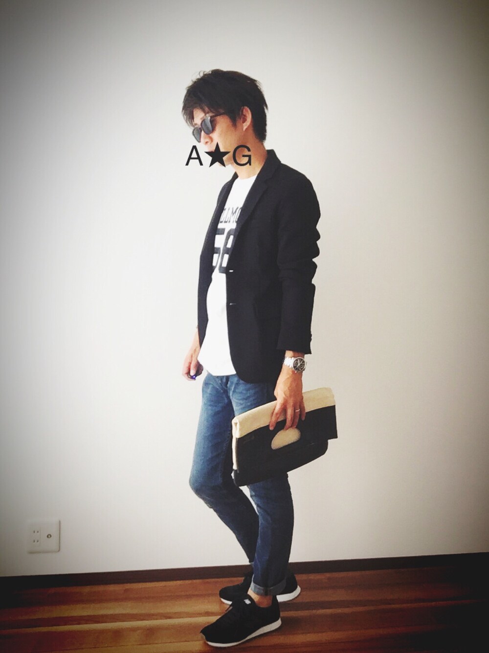 ホワイト系のクラッチバッグ、ホワイト系のTシャツ/カットソー、ブラック系のジャケット/アウターを着用したメンズの夏コーディネートの1枚目の写真