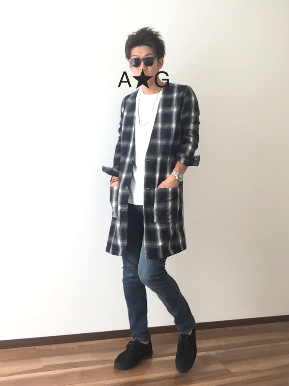 その他のチェスターコート、ホワイト系のTシャツ/カットソー、ブルー系のデニムパンツを着用したメンズの秋コーディネートの1枚目の写真