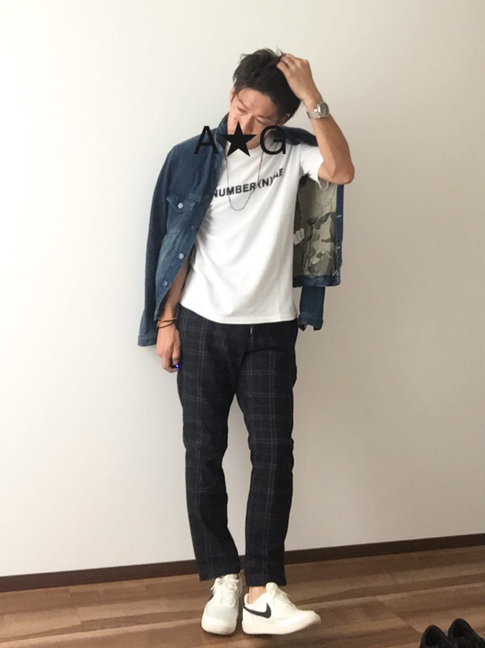 ブルー系のデニムジャケット、ホワイト系のTシャツ/カットソー、ブルー系のその他パンツを着用したメンズの秋コーディネートの1枚目の写真