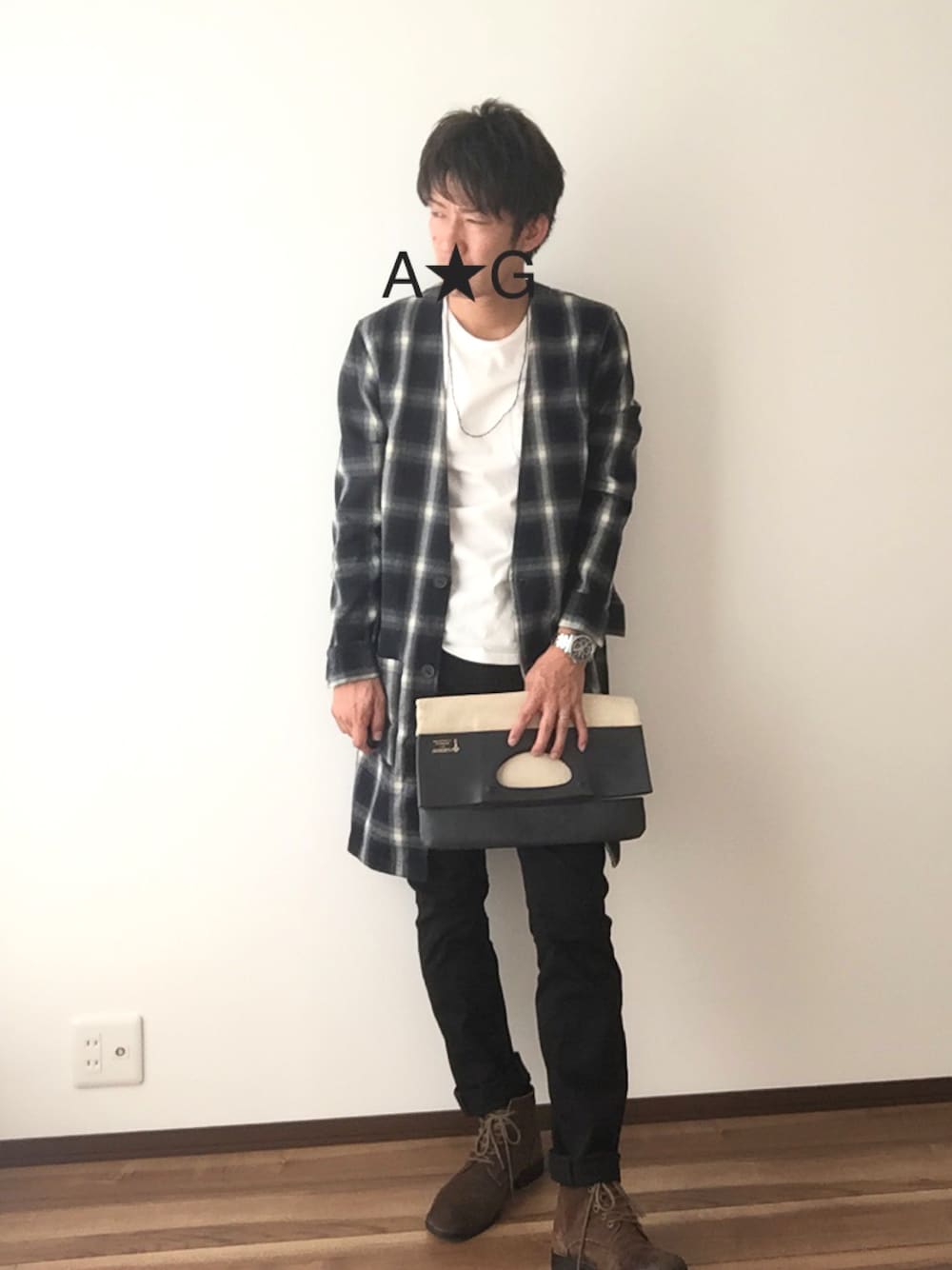 「秋コーデ、シャツスタイル、チェックシャツ、ブーツ、クラッチバッグ、UNIQLO、ロングシャツ、WEARパパ部、Doシンプル部」｜「HAREのスクリューブラスネックレス(HARE)（ネックレス、ブラック系）」を使った、A☆Gさん（メンズ・176cm）の秋コーディネートの1枚目の写真