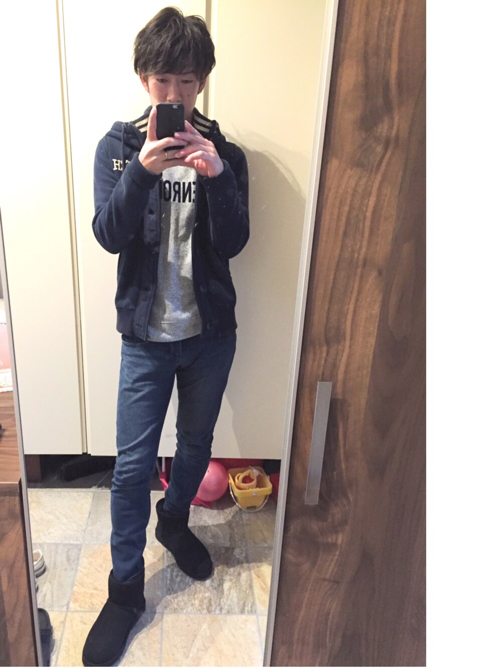 ブルー系のパーカー、グレー系のニット/セーター、ブルー系のデニムパンツを着用したメンズの冬コーディネートの1枚目の写真