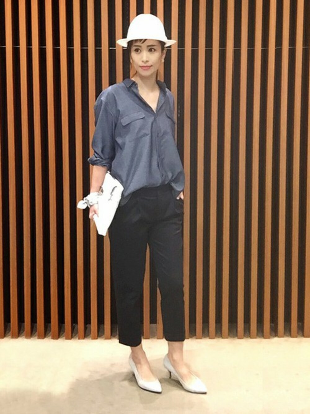 「テーパードパンツ、ビッグシルエット、パンプス、シャツ、ポインテッドトゥ、ビッグシャツ、エフォートレス」｜「UNTITLEDのオフボディデニムカシュクールシャツ（シャツ/ブラウス、ブルー系）」を使った、UNTITLEDさん（レディース・169cm）の春コーディネートの1枚目の写真