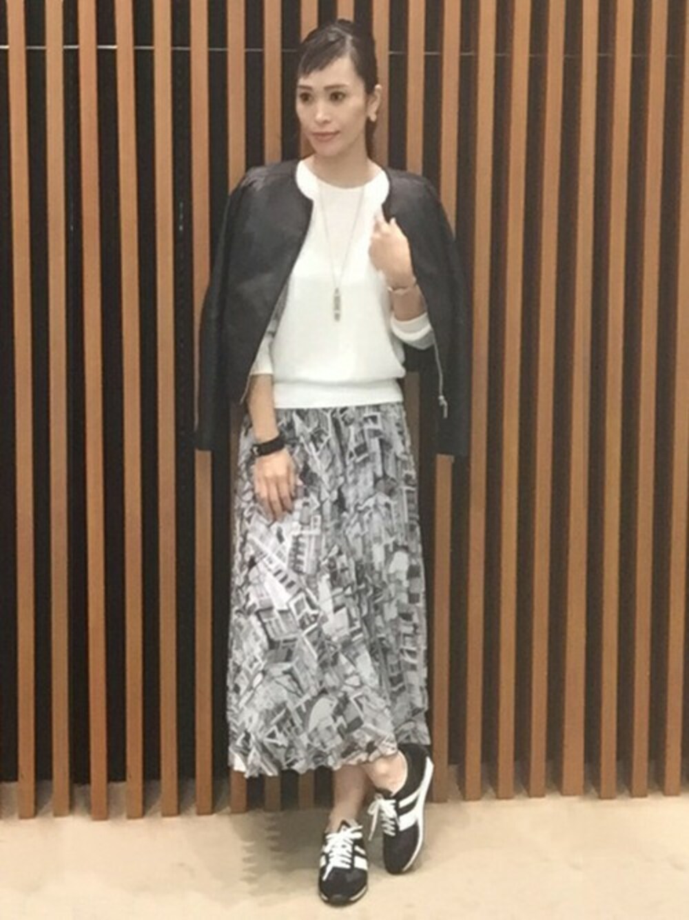 「スニーカー、ニット、レザージャケット、ノーカラージャケット」｜「UNTITLEDのラム革ノーカラージャケット（ノーカラージャケット、ブラック系）」を使った、UNTITLEDさん（レディース・169cm）の春コーディネートの1枚目の写真
