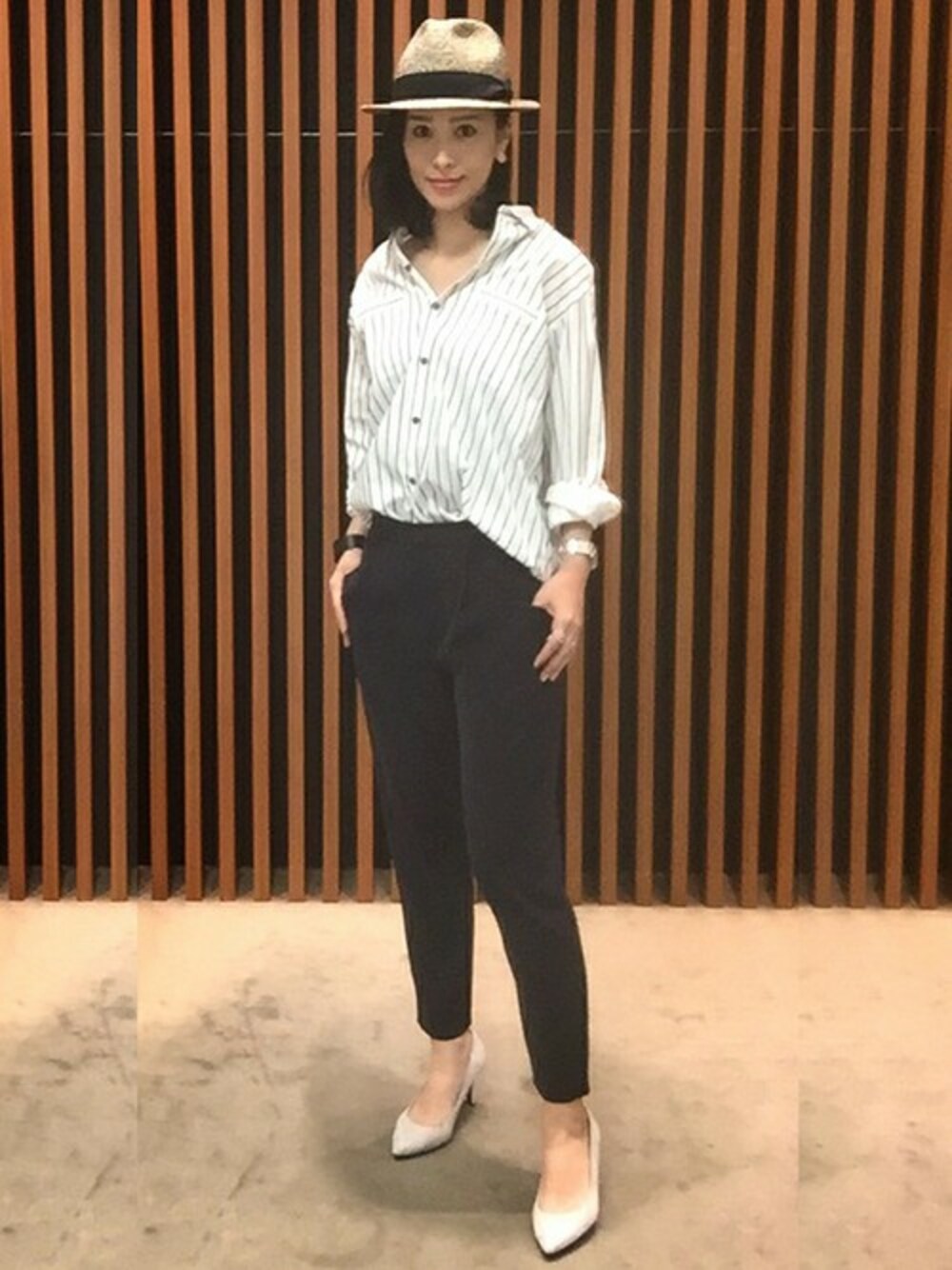 「ビッグシルエット、パンプス、ハット、ストレッチパンツ、ストライプシャツ、ポインテッドトゥ、ビッグシャツ」｜「UNTITLEDのコードストライプシャツ（シャツ/ブラウス、ブルー系）」を使った、UNTITLEDさん（レディース・169cm）の春コーディネートの1枚目の写真