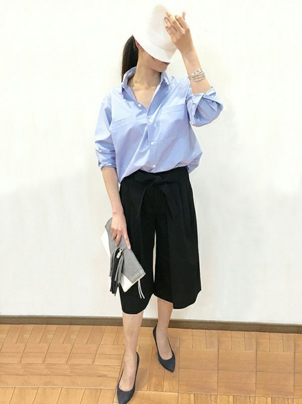 「ビッグシルエット、パンプス、ハット、バングル、ガウチョパンツ、ビッグシャツ、ガウチョ」｜「UNTITLEDのビッグフォルムコットンシャツ（シャツ/ブラウス、ブルー系）」を使った、UNTITLEDさん（レディース・164cm）の春コーディネートの1枚目の写真