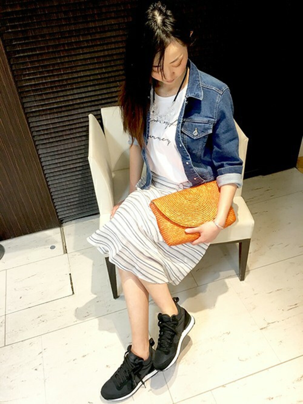 「スニーカー、デニム、アシンメトリー、Gジャン、プリーツスカート、ロゴTシャツ」｜「UNTITLEDのストレッチGジャン（デニムジャケット、ブルー系）」を使った、UNTITLEDさん（レディース・164cm）の春コーディネートの1枚目の写真