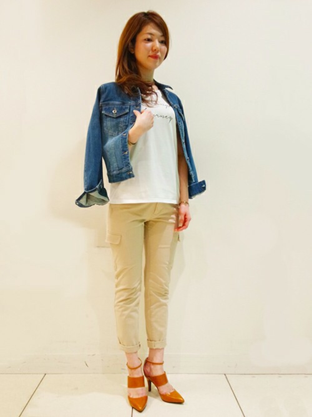 「デニム、大人カジュアル、カーゴパンツ、Gジャン」｜「UNTITLEDのシルキースムースロゴTシャツ（Tシャツ/カットソー、ホワイト系）」を使った、UNTITLEDさん（レディース・167cm）の春コーディネートの1枚目の写真