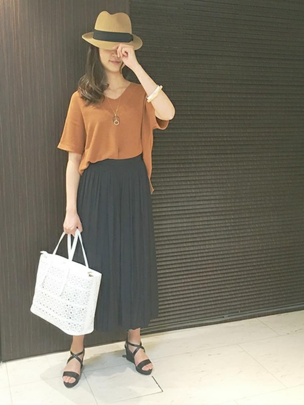 「Vネック、ゆるニット、サマーニット、スカンツ、テラコッタ」｜「UNTITLEDのシャイニーコットンオフボディニット（Tシャツ/カットソー、レッド系）」を使った、UNTITLEDさん（レディース・164cm）の春コーディネートの1枚目の写真