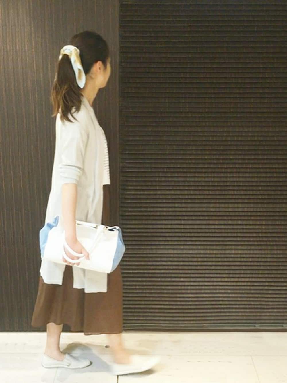 「スニーカー、スカーフ、ブラウン、ボリューム、ロングカーディガン、ミモレ丈スカート、秋カラー」｜「UNTITLEDのテールカットスムースロゴTシャツ（Tシャツ/カットソー、ホワイト系）」を使った、UNTITLEDさん（レディース・164cm）の夏コーディネートの1枚目の写真