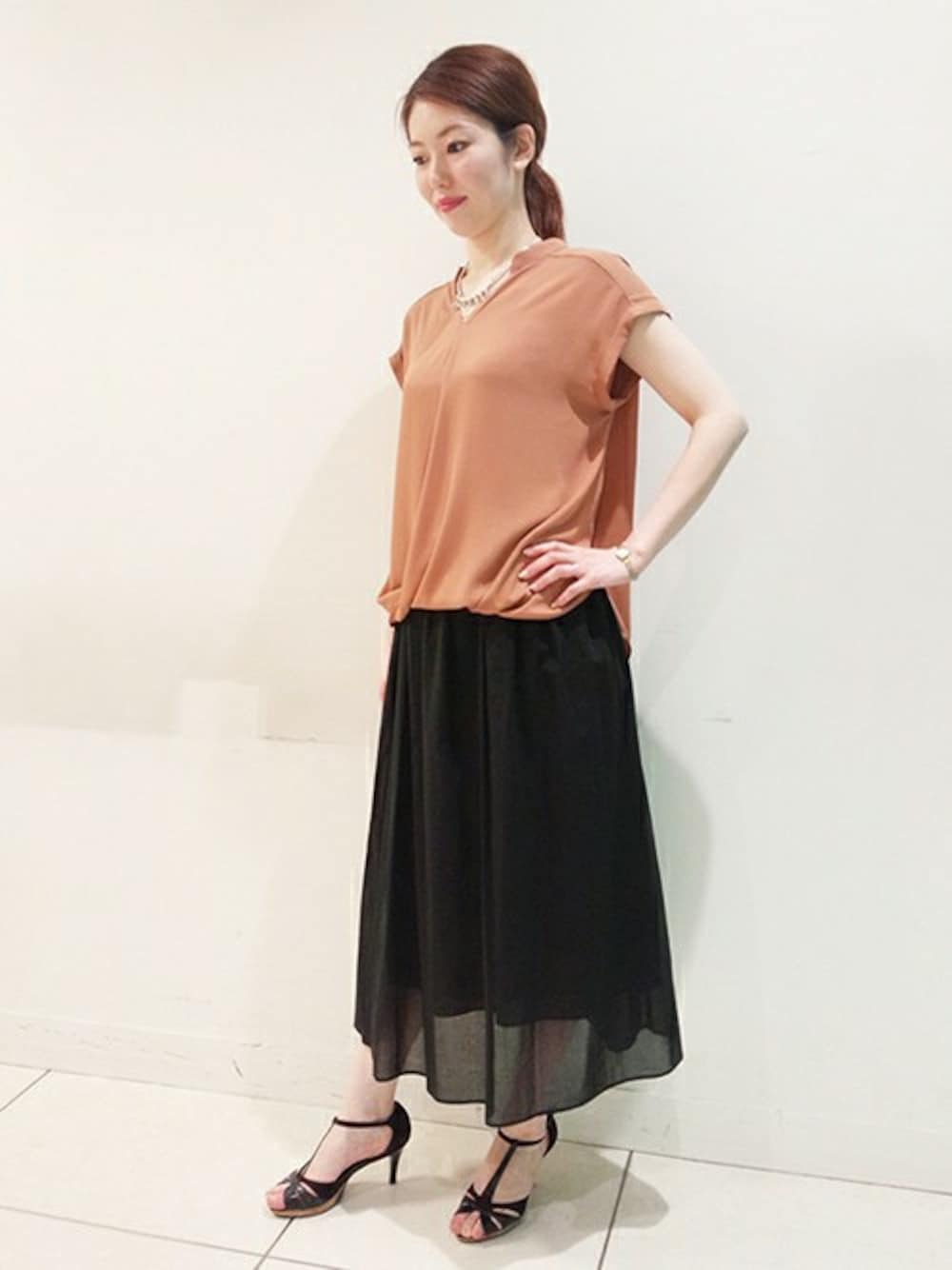 「ロングスカート、透け感、秋カラー、ブラウス×スカート、テラコッタ」｜「UNTITLEDのパウダリージョーゼットシャツ（シャツ/ブラウス、ベージュ系）」を使った、UNTITLEDさん（レディース・167cm）の夏コーディネートの1枚目の写真