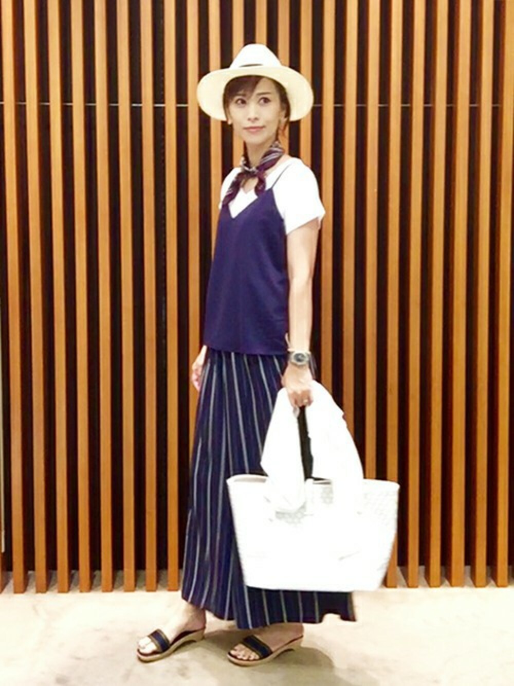 「ストライプ、レイヤードスタイル、スカーフ、キャミソール、バンダナ柄、白小物、スカンツ、キャミソール×Tシャツ」｜「UNTITLEDの【WEB限定色あり】ラウンドヘムVネックカットソー（Tシャツ/カットソー、ホワイト系）」を使った、UNTITLEDさん（レディース・169cm）の夏コーディネートの1枚目の写真