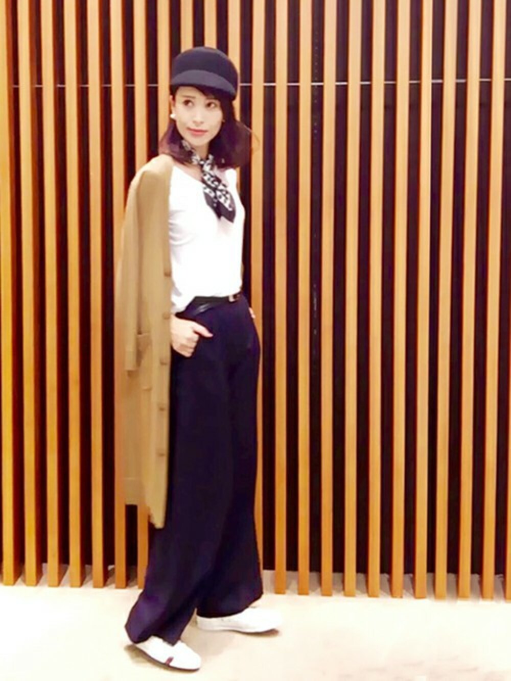 「スニーカー、ワイドパンツ、ロングカーディガン、70's、小物使い、エフォートレス、プロケッズ」｜「UNTITLEDのウールVネックロングカーディガン（カーディガン/ボレロ、ブラウン系）」を使った、UNTITLEDさん（レディース・169cm）の秋コーディネートの1枚目の写真