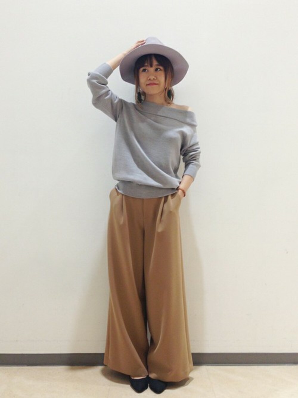 「ニット、キャメル、ワイドパンツ、ライトグレー、オフショルダー」｜「UNTITLEDのボトルネックニットプルオーバー（ニット/セーター、グレー系）」を使った、UNTITLEDさん（レディース・150cm）の秋コーディネートの1枚目の写真