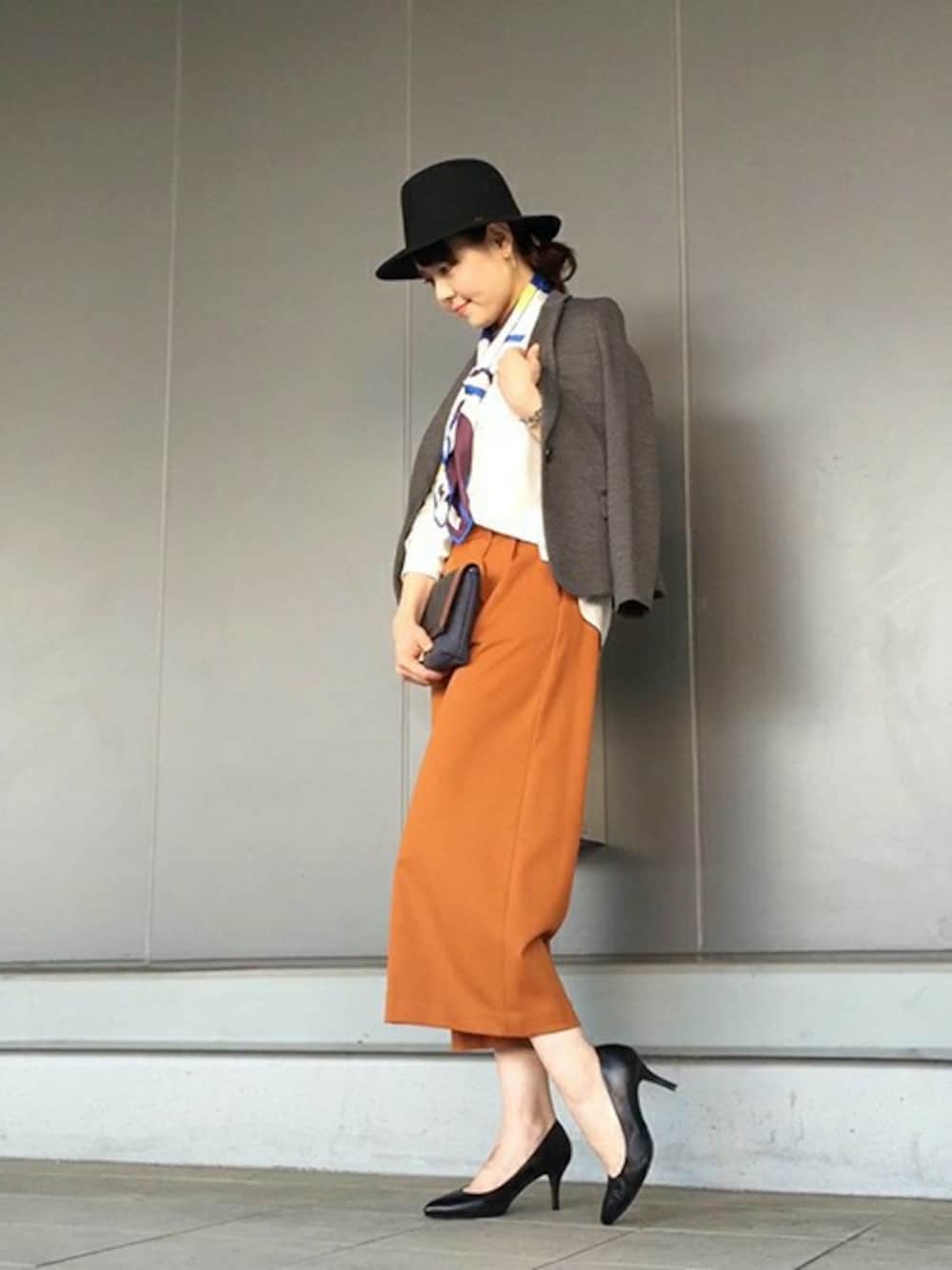 「ジャケット、スカーフ、ワイドパンツ、肩掛け、エフォートレス、テラコッタ」｜「UNTITLEDの【VERY10月号掲載】サルティウールワンボタンジャケット（テーラードジャケット、グレー系）」を使った、UNTITLEDさん（レディース・169cm）の秋コーディネートの1枚目の写真