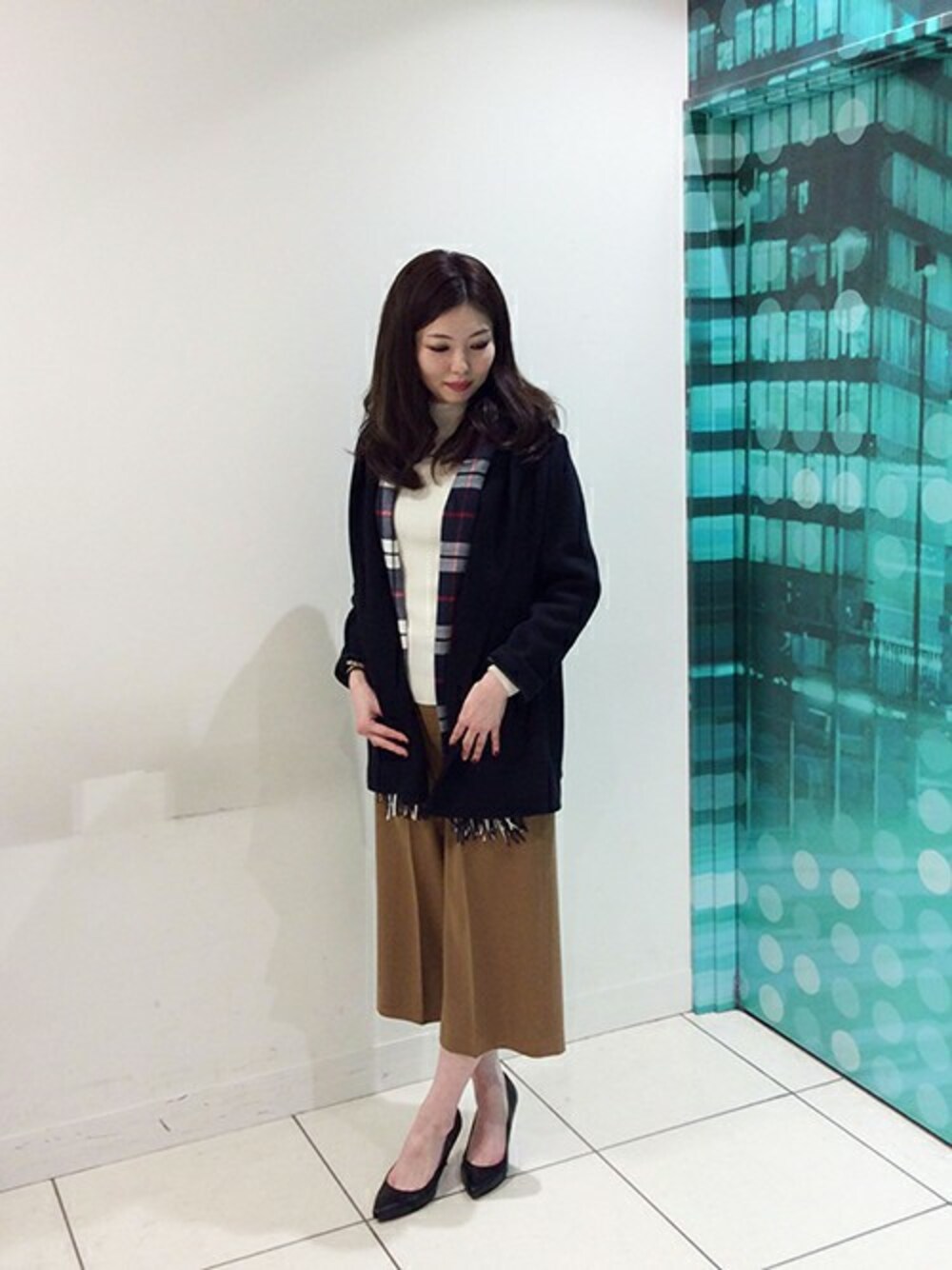 「チェック、ジャケット、ストール、ワイドパンツ、アクセントカラー、軽羽織」｜「UNTITLEDのソフトリバーフーデットジャケット（その他アウター、ブルー系）」を使った、UNTITLEDさん（レディース・167cm）の秋コーディネートの1枚目の写真