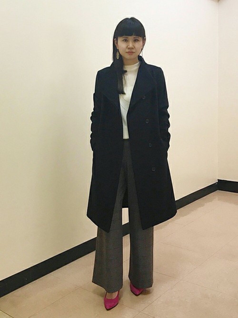 「コート、ピンク、モノトーン、ロングコート、ワイドパンツ、アクセントカラー」｜「UNTITLEDのウールシンプルコート（その他アウター、ブラック系）」を使った、UNTITLEDさん（レディース・160cm）の冬コーディネートの1枚目の写真