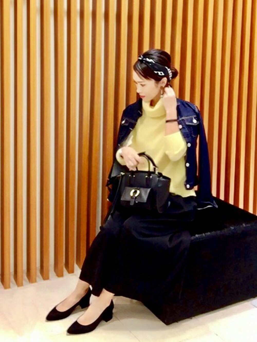 「イエロー、大人カジュアル、Gジャン、タートルネックニット、春色、チャンキーヒール、先取りコーデ、お出掛けコーデ」｜「UNTITLEDのバルキーウールニット（ニット/セーター、イエロー系）」を使った、UNTITLEDさん（レディース・169cm）の冬コーディネートの1枚目の写真
