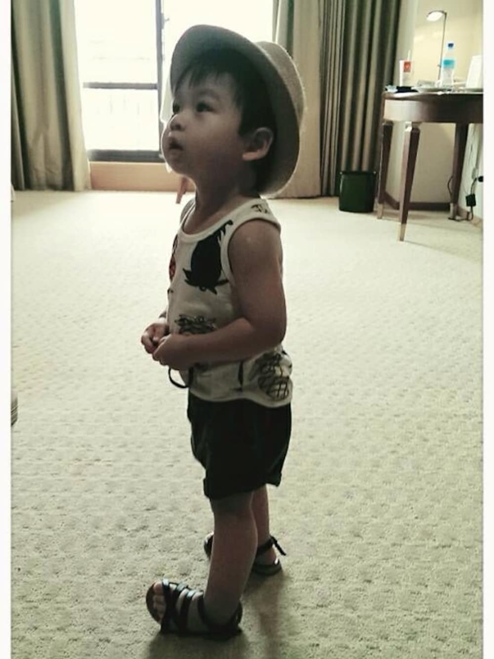 「韓裝のアイテム（タンクトップ、ホワイト系）」を使った、Aaron Kuoさん（メンズ・90cm）の夏コーディネートの1枚目の写真