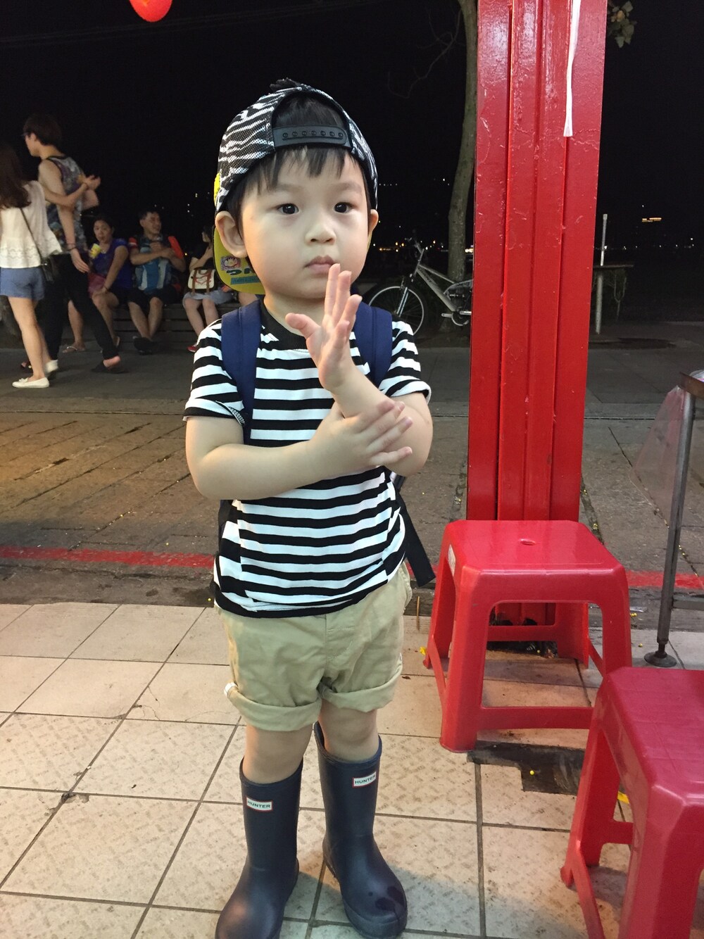 「HUNTERのアイテム（レインシューズ、ブルー系）」を使った、Aaron Kuoさん（メンズ・90cm）の夏コーディネートの1枚目の写真