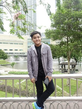 「menswear」｜「アイテム（財布/小物）」を使った、Farouqie Lukmanさん（メンズ・185cm）の春コーディネート