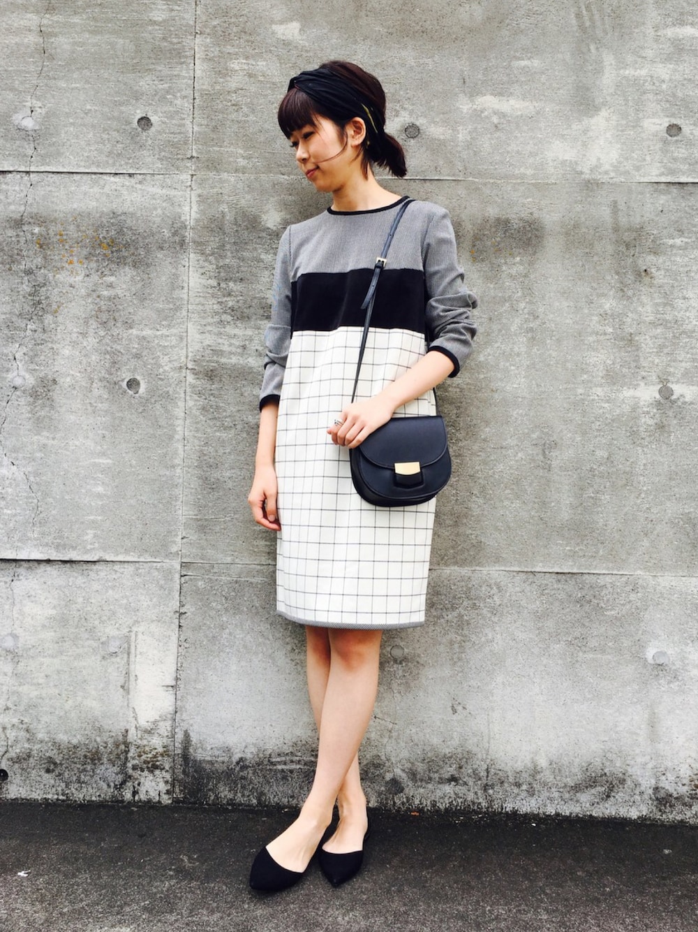 ホワイト系のワンピース、ブラック系のパンプス、ブラック系のヘアバンドを着用したレディースの秋コーディネートの1枚目の写真