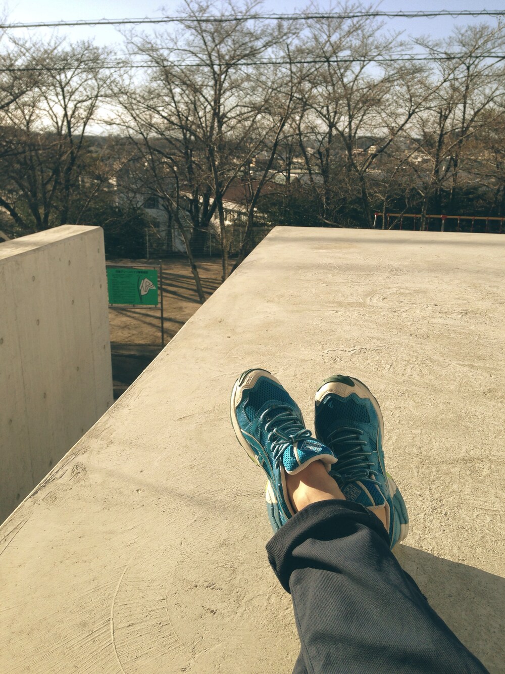 「カラーパンツ、古着MIX、ハイテクスニーカー、お花見」｜「ASICSのasics スニーカー（スニーカー、ブルー系）」を使った、白川透さん（メンズ・175cm）の春コーディネートの1枚目の写真