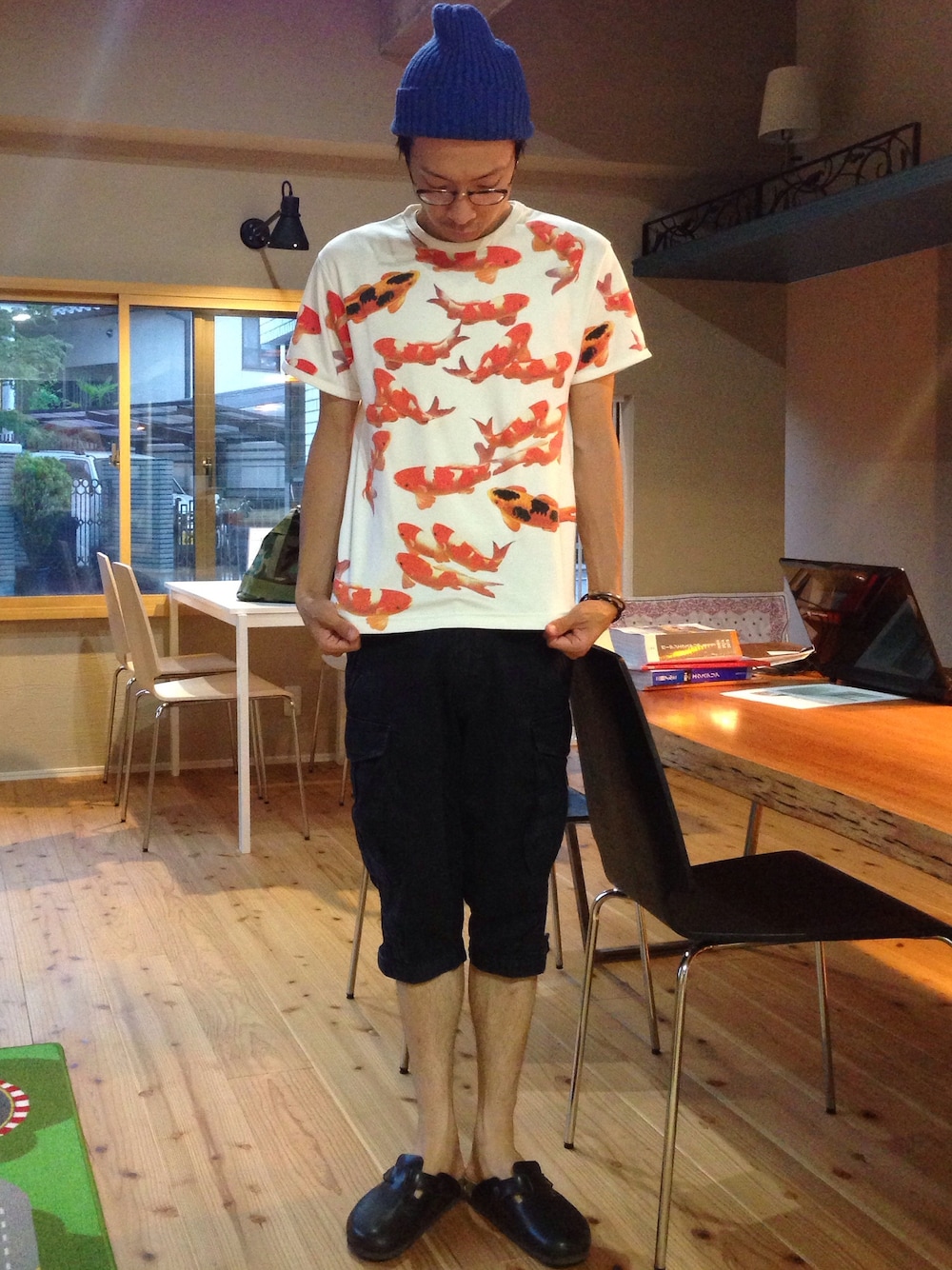 「ニットキャップ、イラストT、総柄Tシャツ、総柄トップス」｜「BIRKENSTOCKのBIRKENSTOCK（その他シューズ、ブラック系）」を使った、白川透さん（メンズ・175cm）の夏コーディネートの1枚目の写真