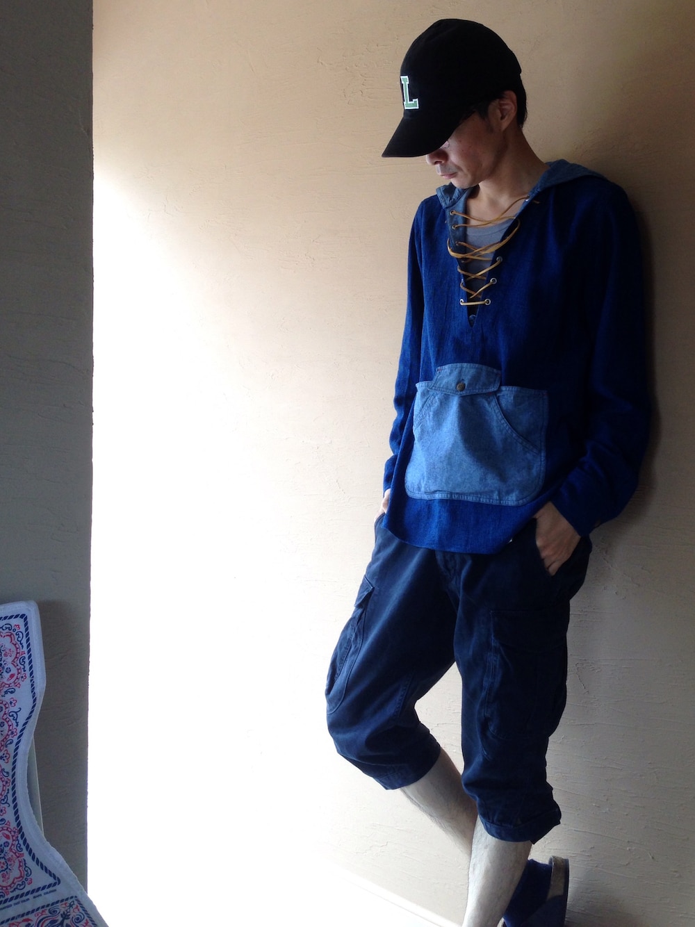 「デニムシャツ、昼飯難民、ランチ難民、birkenstock」｜「fennicaのBEAMS  Fennica で取り扱いのWESTAGE&CO です。（シャツ/ブラウス、ブルー系）」を使った、白川透さん（メンズ・175cm）の秋コーディネートの1枚目の写真