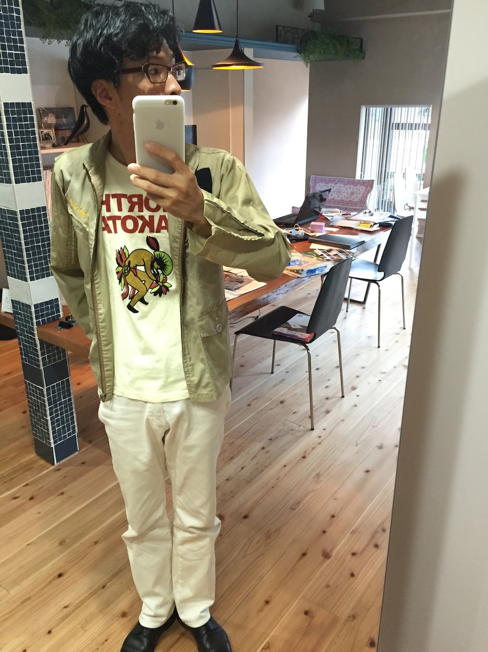「ミリタリーシャツ、ブレスレット」｜「BEAMS PLUSのBEAMS PLUS CORDUROY PANTS（その他パンツ、ホワイト系）」を使った、白川透さん（メンズ・175cm）の秋コーディネートの1枚目の写真