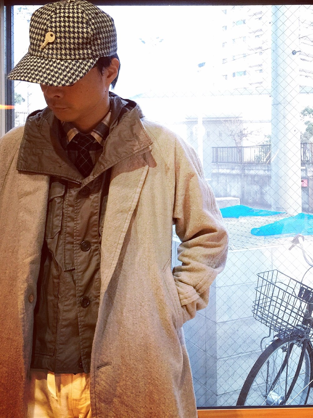 「ネルシャツ、お好み焼き」｜「Scyeのアイテム（チェスターコート、グレー系）」を使った、白川透さん（メンズ・175cm）の冬コーディネートの1枚目の写真