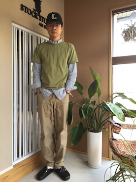 「アーミー」｜「アイテム（カーゴパンツ）」を使った、白川透さん（メンズ・175cm）の春コーディネート