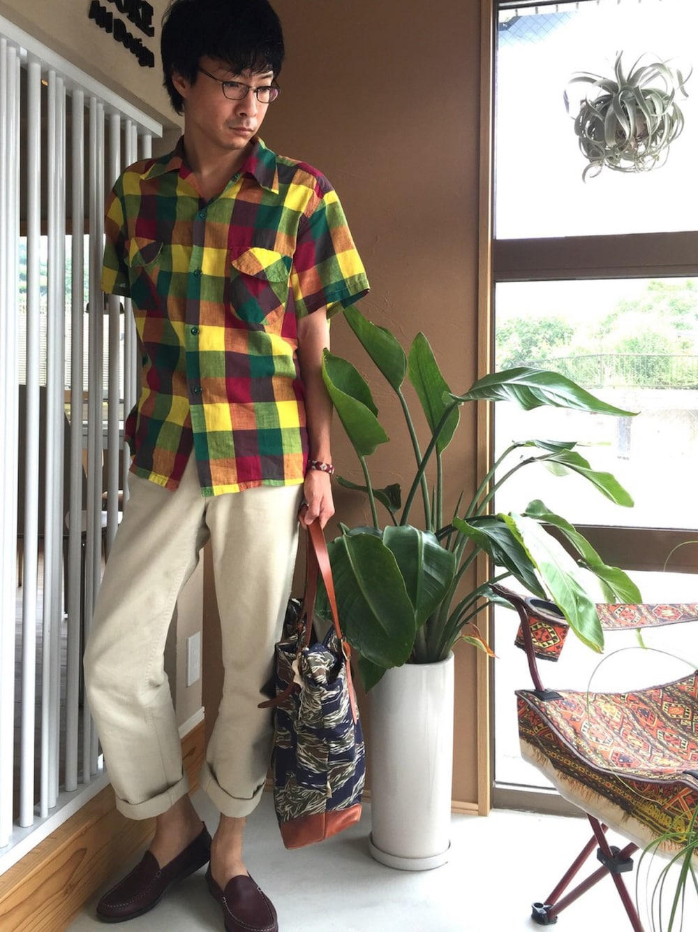 「カモフラ、タイガーカモ、モカシン、チェックシャツ、beams plus」｜「BEAMSのSLOW×BEAMS / 別注 Dead Stock ミリタリートート（トートバッグ、その他）」を使った、白川透さん（メンズ・175cm）の夏コーディネートの1枚目の写真