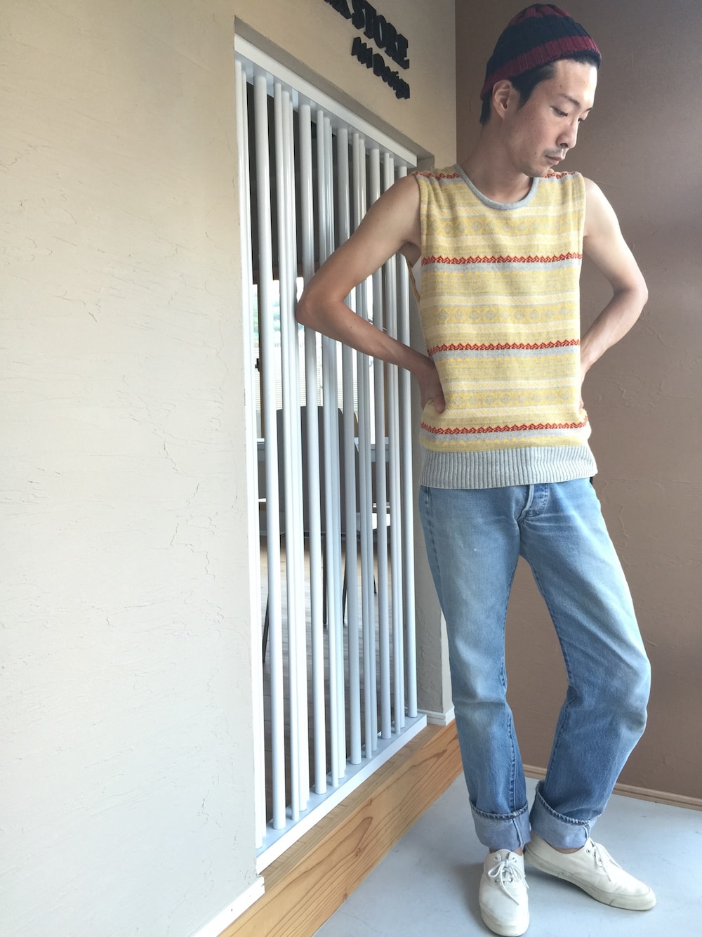 「スリッポン、サマースタイル、スニーカー、ワッチキャップ、ジーンズ、ノースリーブ、ノースリーブニット」｜「Levi'sのLevi's 501 CT Jeans Collector's Edition 501 Cone Selvedge Jeans（デニムパンツ、ブルー系）」を使った、白川透さん（メンズ・175cm）の夏コーディネートの1枚目の写真