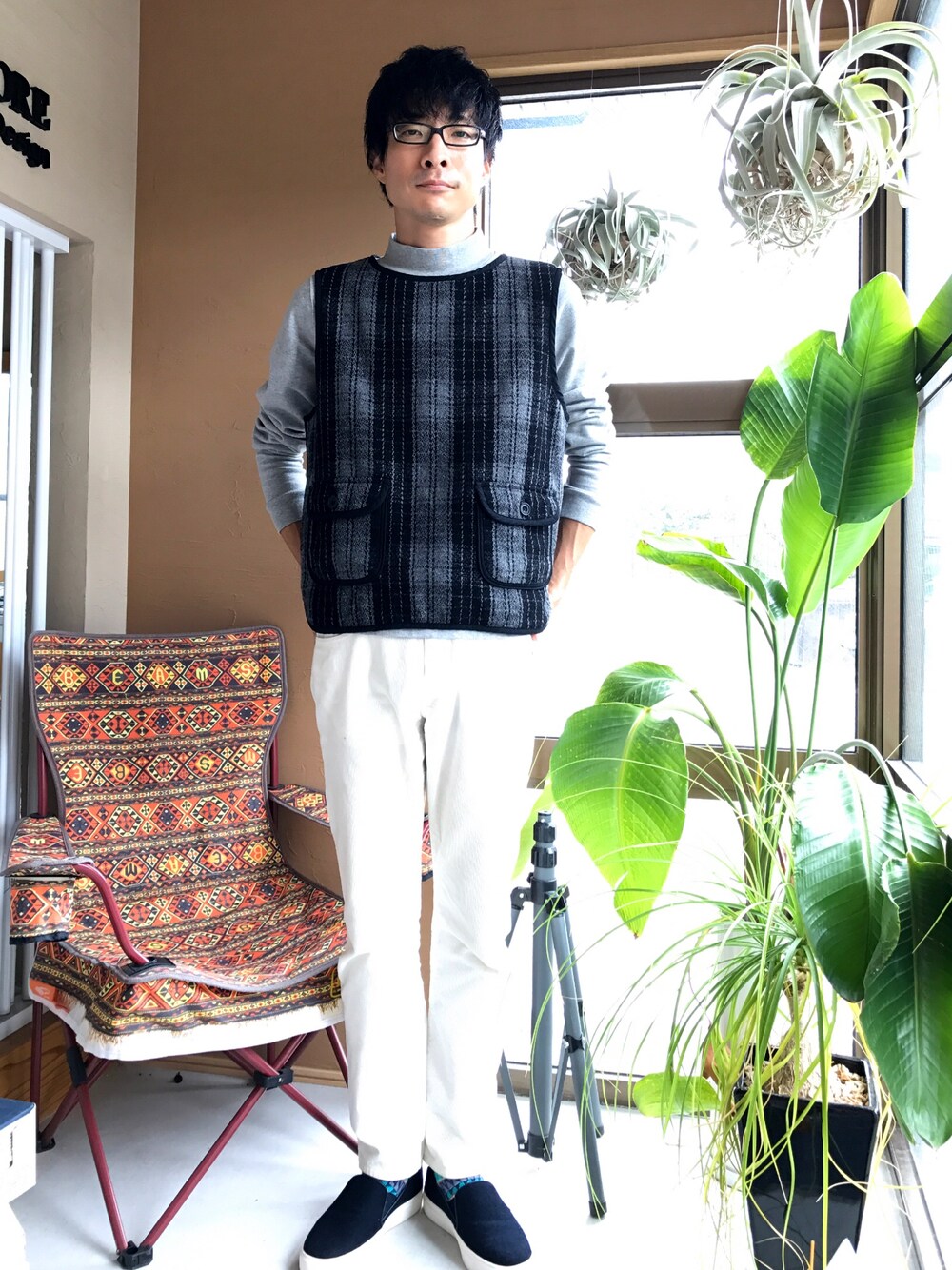 「休日スタイル、秋コーデ、レイヤードスタイル、ホワイトパンツ、ベスト」｜「MOJITOのアイテム（ベスト、その他）」を使った、白川透さん（メンズ・175cm）の秋コーディネートの1枚目の写真
