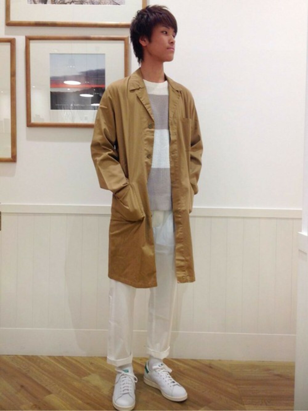 「シップス、SHIPS、白スニーカー、ホワイトパンツ、スタンスミス、stan smith、リネンニット、SHIPS Days」｜「SHIPS DaysのDays: ジャージー デニム 5ポケット パンツ（デニムパンツ、ホワイト系）」を使った、竹内さん（メンズ・182cm）の冬コーディネートの1枚目の写真