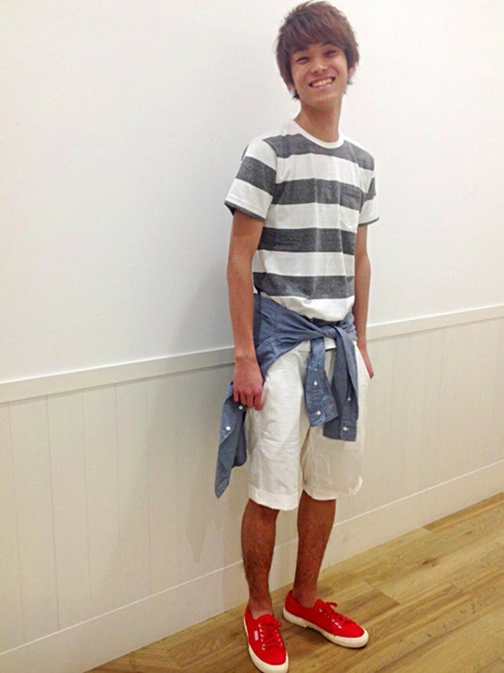 「シップス、SHIPS、ボタンダウンシャツ、ショーツ、スペルガ、ホワイト×グレー、SUPERGA、SHIPS Days、シップスデイズ」｜「SHIPS DaysのDays: ワイドボーダー ポケット Tシャツ（Tシャツ/カットソー、グレー系）」を使った、竹内さん（メンズ・182cm）の春コーディネートの1枚目の写真