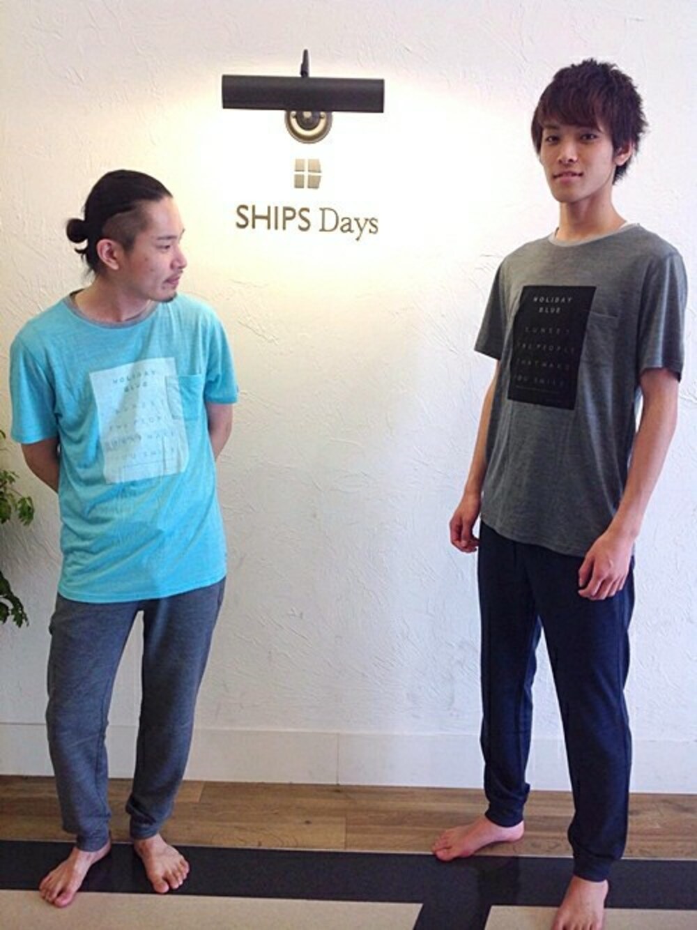 「シップス、SHIPS、スエットパンツ、ヨガ、YOGA、SHIPS Days、シップスデイズ」｜「SN super.naturalのSN super.natural: 『MESSAGE LETTERD TEE』 Tシャツ（Tシャツ/カットソー、グレー系）」を使った、竹内さん（メンズ・182cm）の春コーディネートの1枚目の写真
