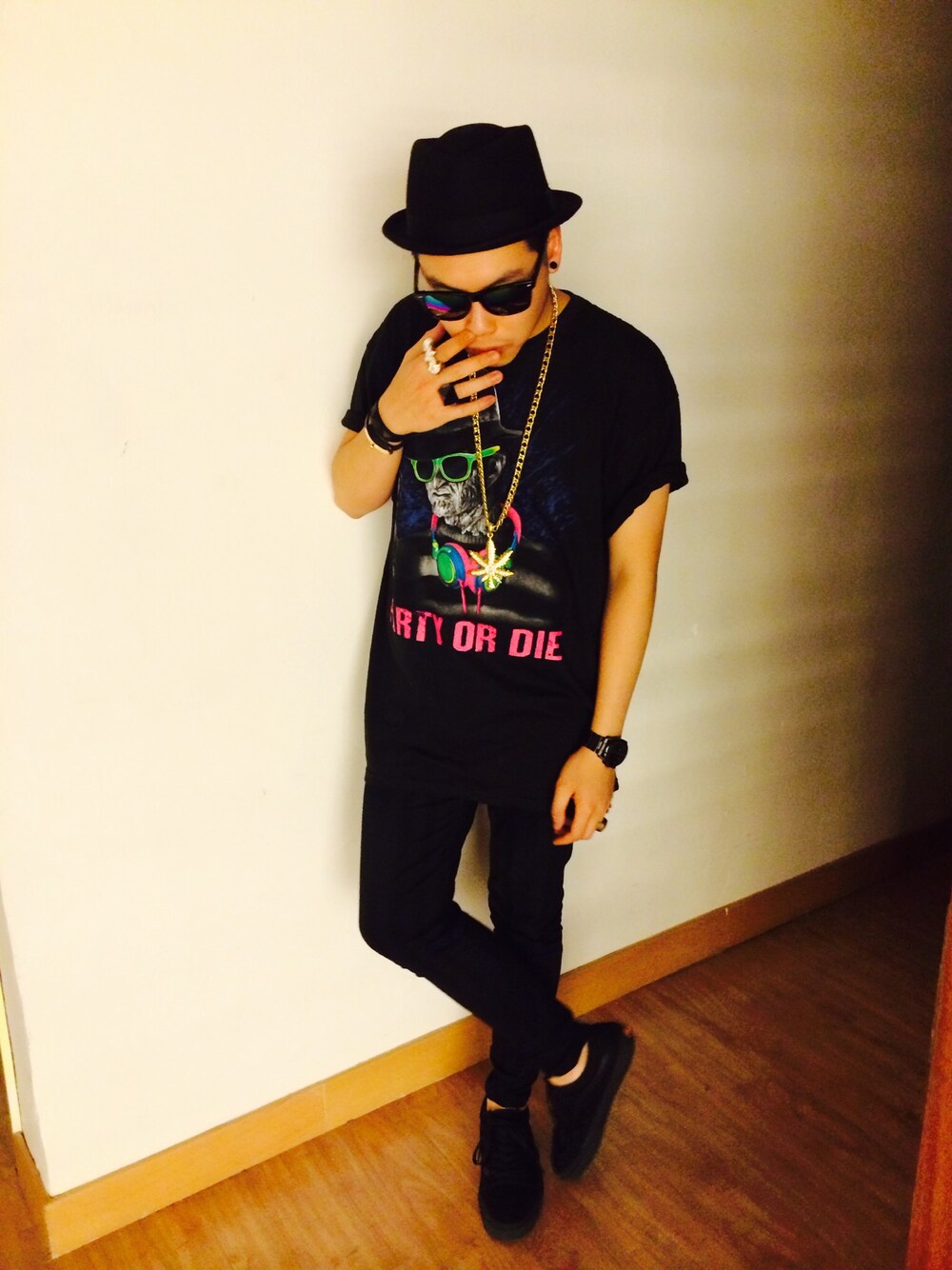 「H&M、black、VANS、pants、Icefire、sneakers」｜「ice fireのアイテム（Tシャツ/カットソー、ブラック系）」を使った、KeithLee516さん（メンズ・170cm）の夏コーディネートの1枚目の写真
