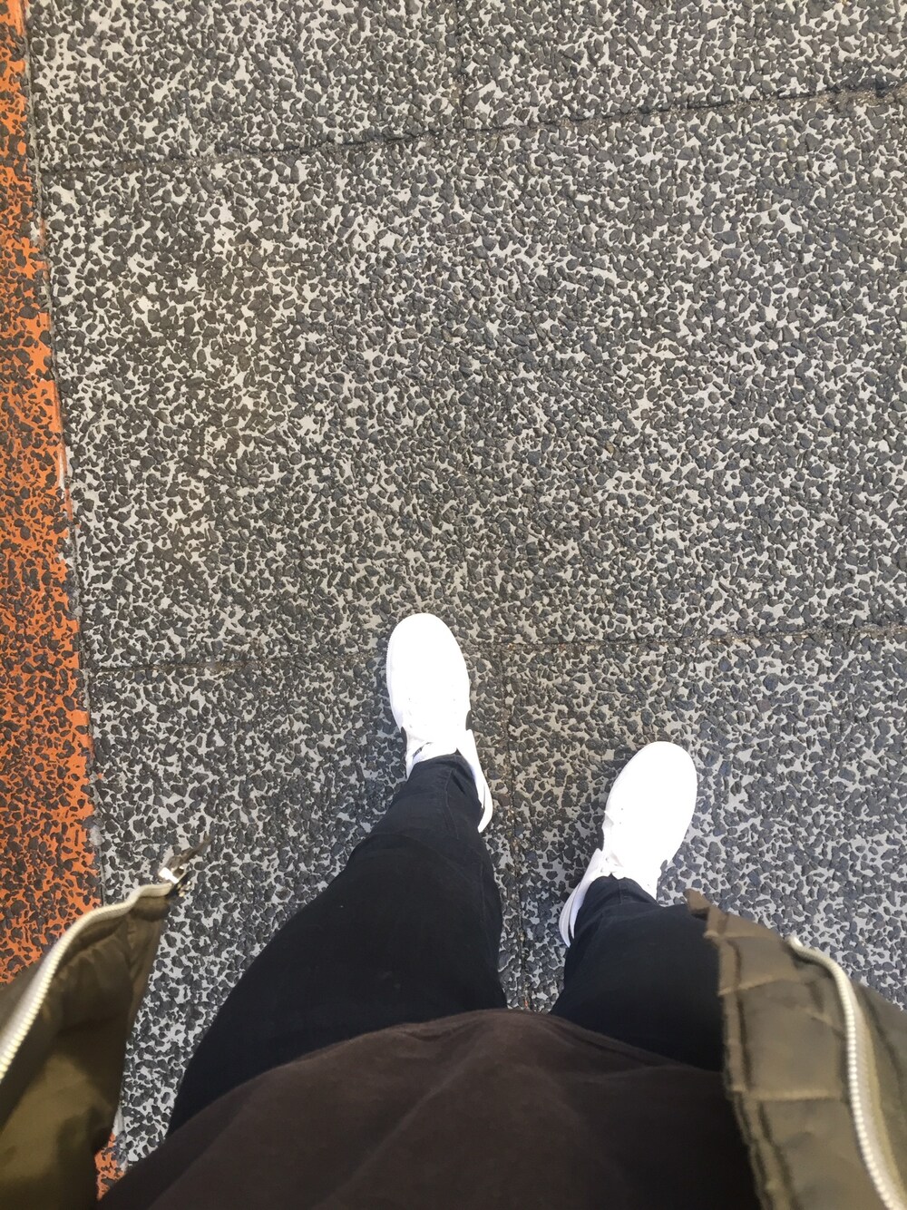 「学校、今日は楽な服装」｜「NIKEのアイテム（スニーカー、ホワイト系）」を使った、はるさん（レディース・156cm）の冬コーディネートの1枚目の写真