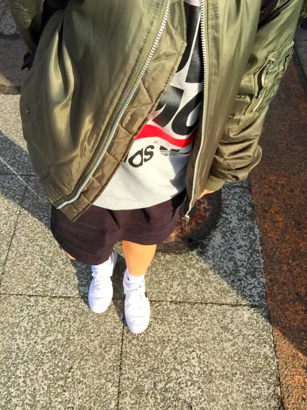 「学校、テスト、スポーティー、コーデ」｜「adidasのアイテム（スウェット、グレー系）」を使った、はるさん（レディース・156cm）の冬コーディネートの1枚目の写真