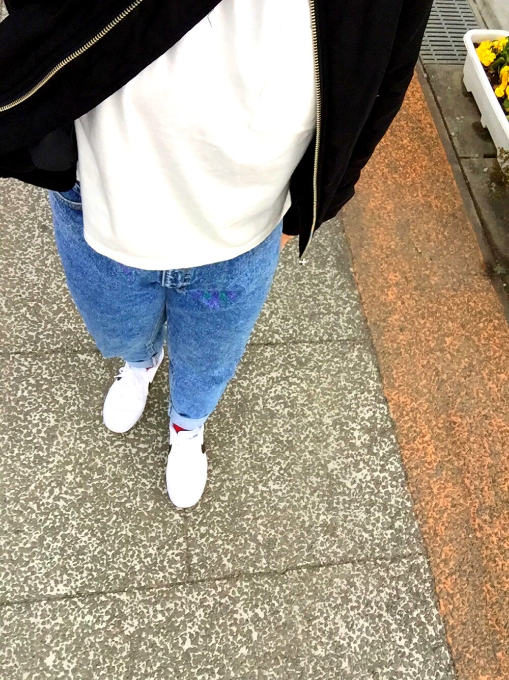 「学校、遅刻、おめでとう自分(笑)、シンプルコーデ、チラ見せ赤ソックス」｜「LOWRYS FARMのアイテム（Tシャツ/カットソー、ホワイト系）」を使った、はるさん（レディース・156cm）の冬コーディネートの1枚目の写真