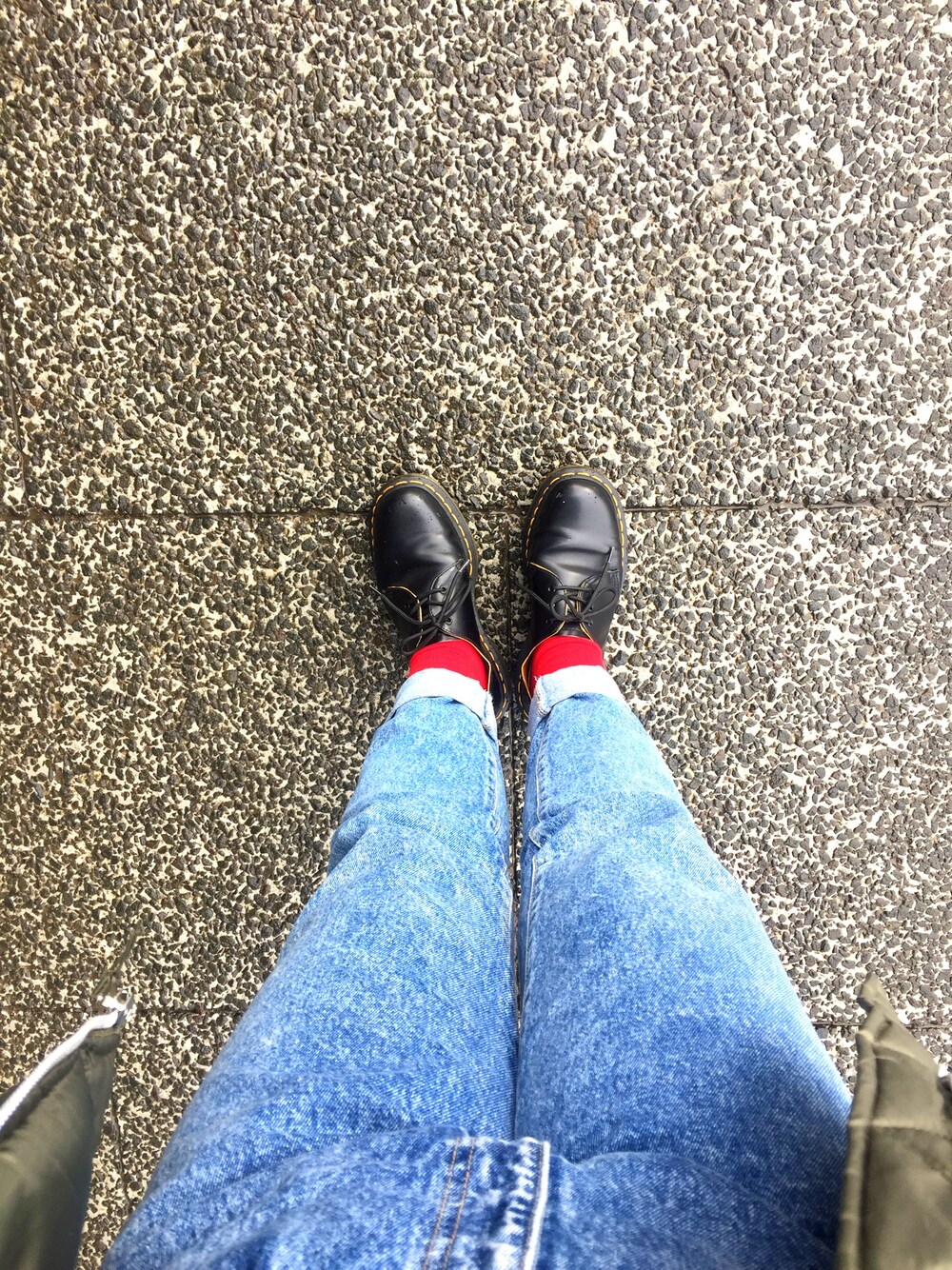 「テスト勉強、バイト休み、赤ソックス、ハマった、チラ見せ」｜「Levi'sのアイテム（デニムパンツ、ブルー系）」を使った、はるさん（レディース・156cm）の冬コーディネートの1枚目の写真