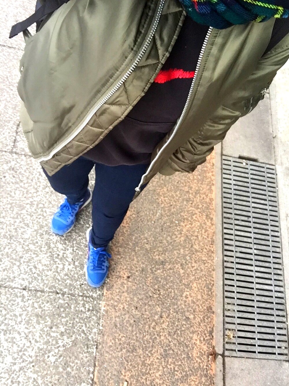 「nikeコーデ、NIKEパーカー、NIKEスニーカー、インターナショナリスト」｜「NIKEのアイテム（パーカー、ブラック系）」を使った、はるさん（レディース・156cm）の冬コーディネートの1枚目の写真