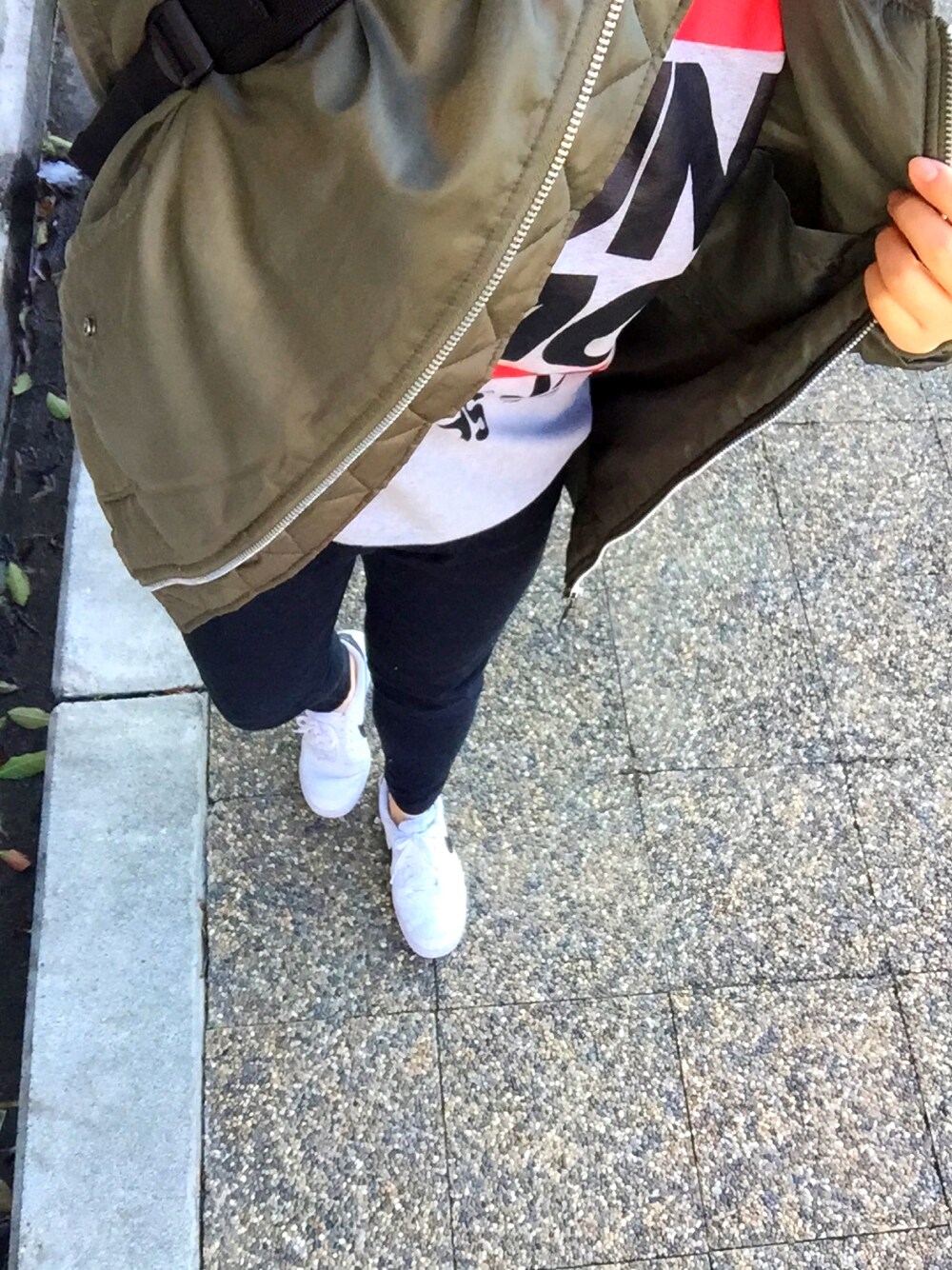 「adidas、RUN DMC、NIKE、All round、ストリート、流行りのスト系女子」｜「adidasのアイテム（スウェット、グレー系）」を使った、はるさん（レディース・156cm）の冬コーディネートの1枚目の写真