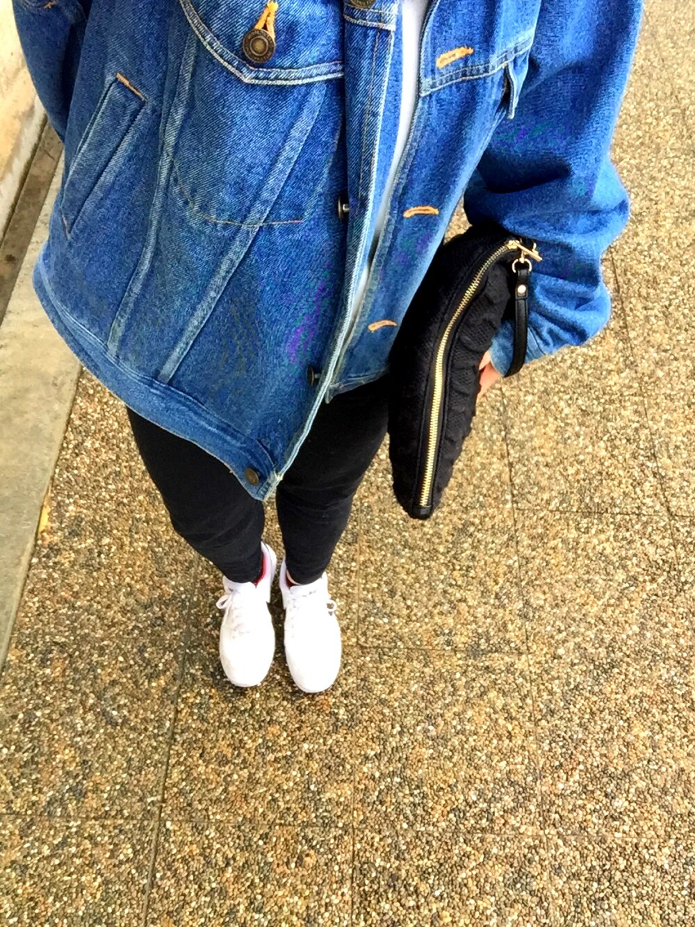 「デニムジャケット、シンプルコーデ」｜「NIKEのアイテム（スニーカー、ホワイト系）」を使った、はるさん（レディース・156cm）の冬コーディネートの1枚目の写真