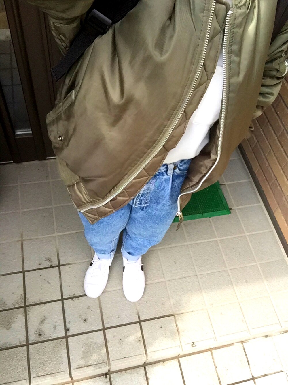 「シンプル、MA-1、古着、NIKE、スニーカー」｜「VINTAGEのアイテム（ブルゾン、グリーン系）」を使った、はるさん（レディース・156cm）の春コーディネートの1枚目の写真
