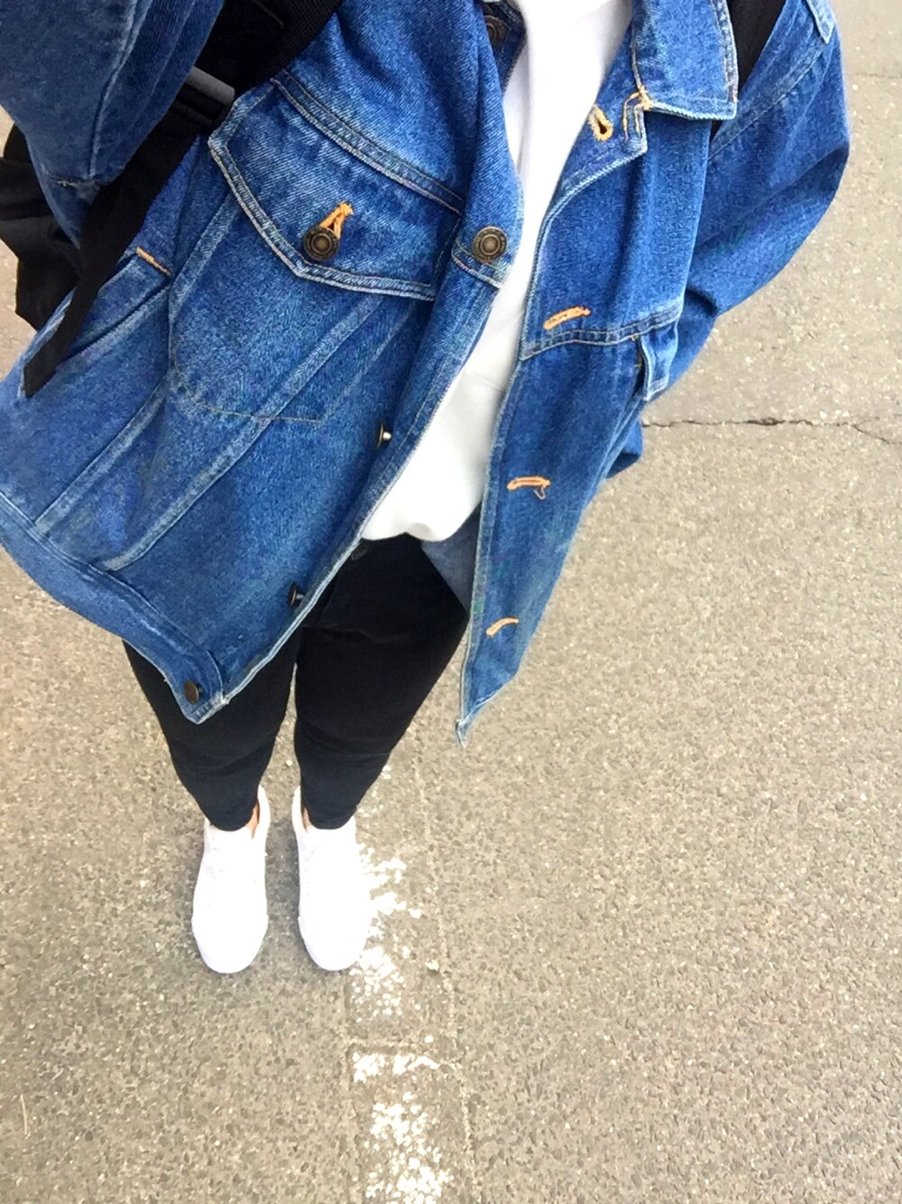 「学校、シンプルコーデ、デニムジャケット、ootd」｜「RETRO GIRLのアイテム（スウェット、ホワイト系）」を使った、はるさん（レディース・156cm）の春コーディネートの1枚目の写真