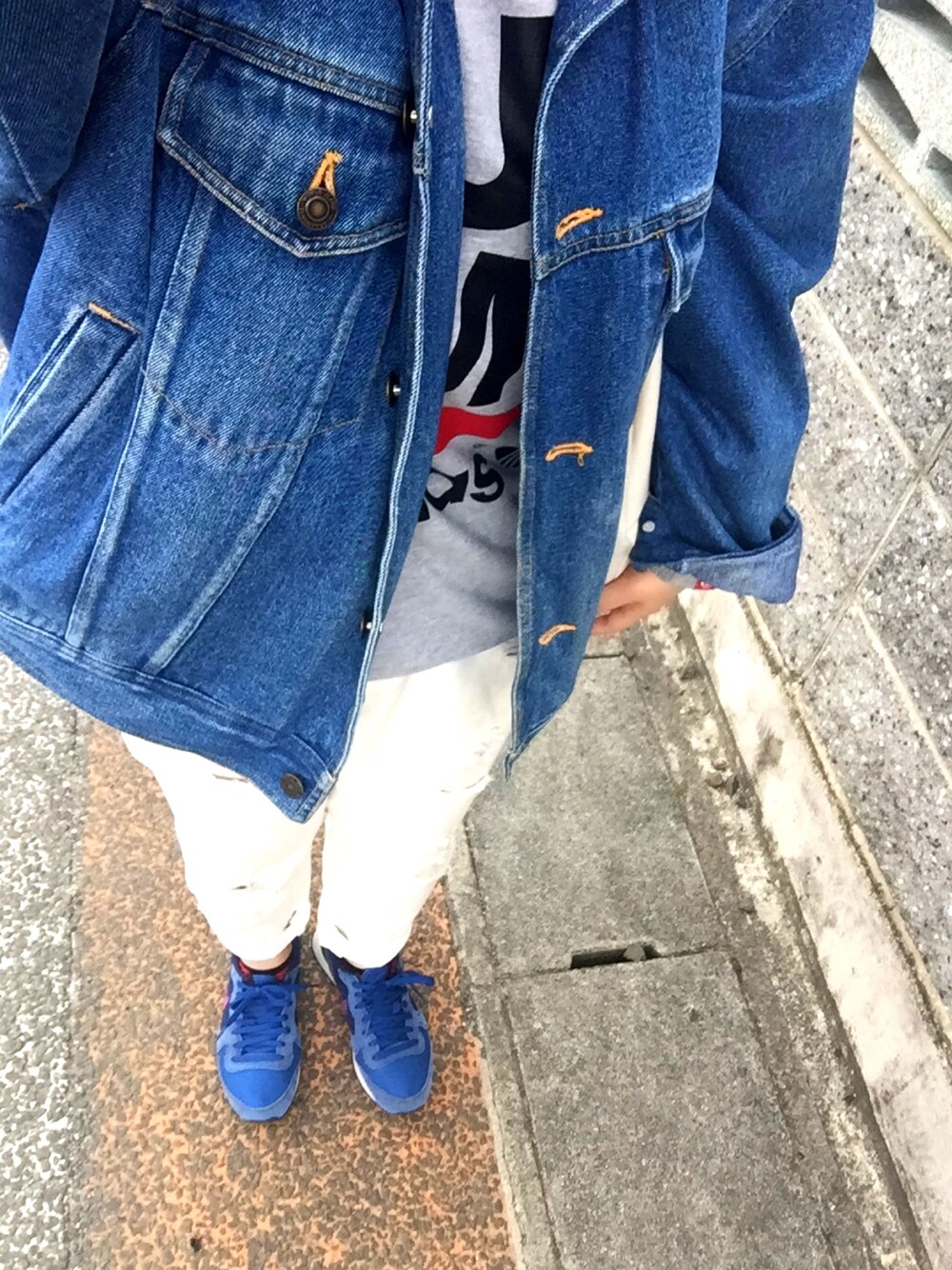 「VINTAGEのアイテム（デニムジャケット、ブルー系）」を使った、はるさん（レディース・156cm）の春コーディネートの1枚目の写真