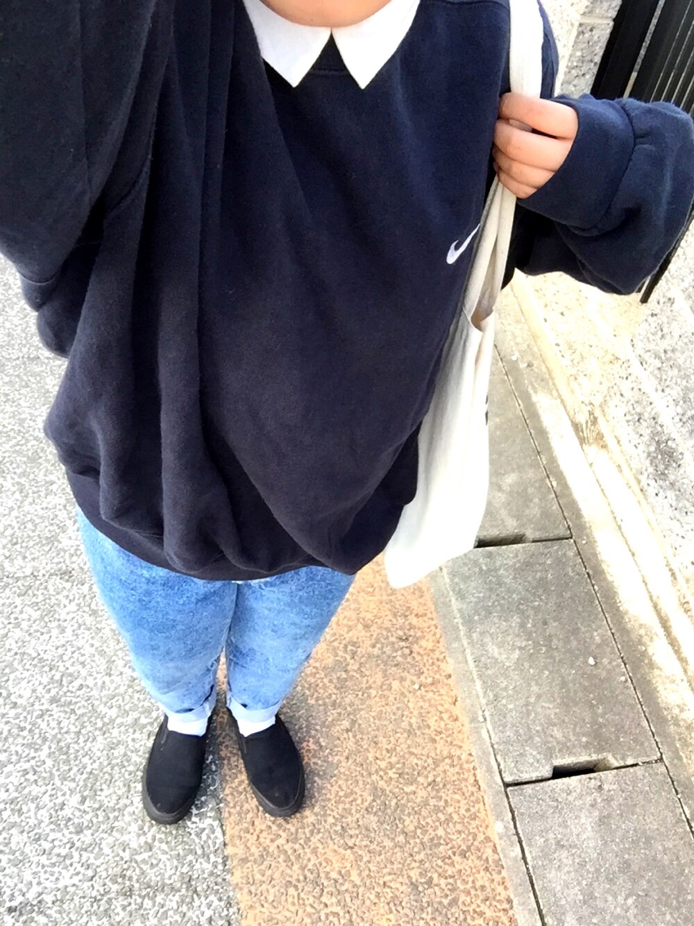 「nikeコーデ、トレーナー、ソックス、古着」｜「GLOBAL WORKのアイテム（シャツ/ブラウス、ホワイト系）」を使った、はるさん（レディース・156cm）の春コーディネートの1枚目の写真