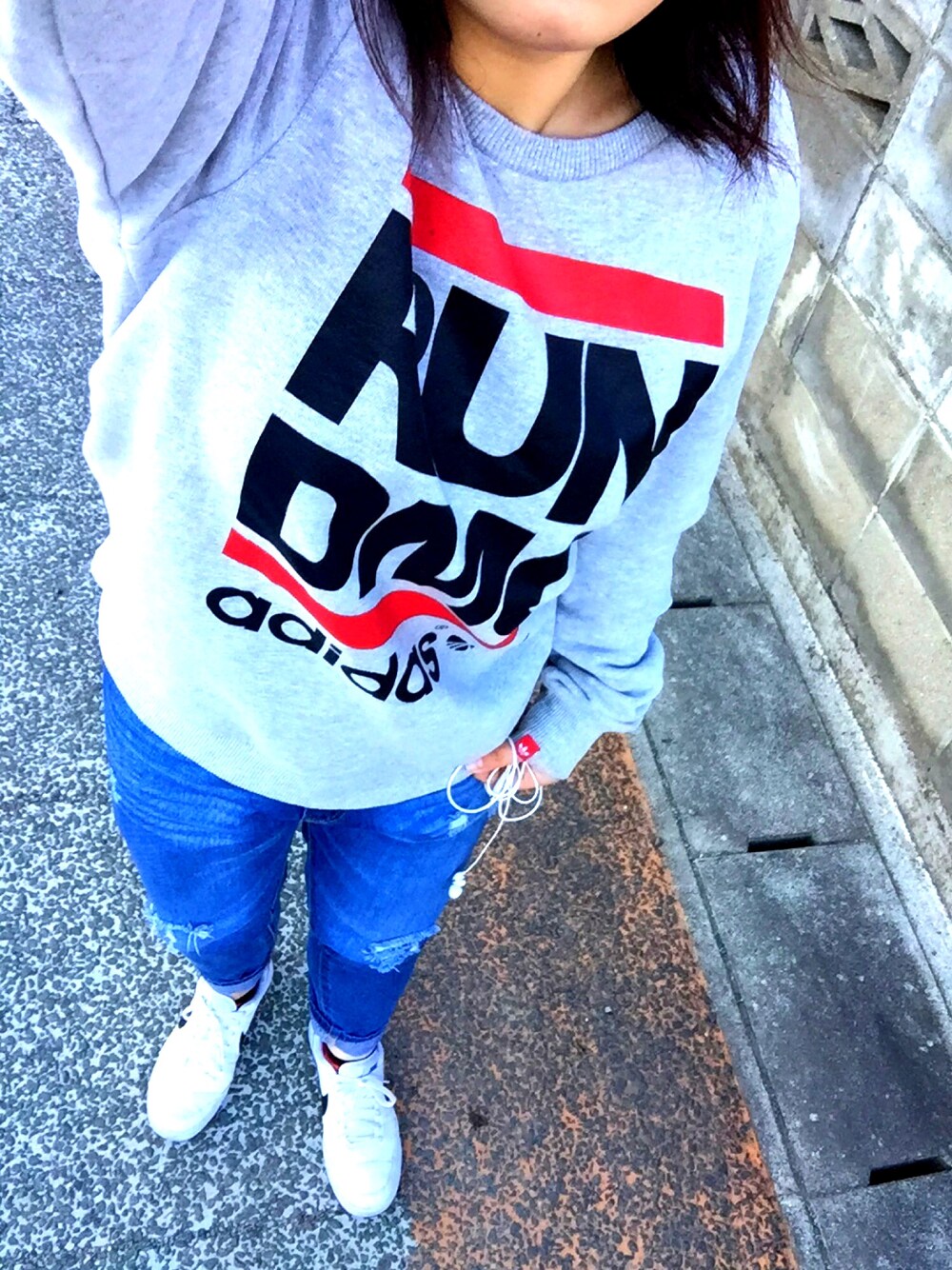 「スポーティー、カジュアル、ダメージデニム、ダメージジーンズ、adidas、NIKE、白スニーカー」｜「adidasのアイテム（スウェット、グレー系）」を使った、はるさん（レディース・156cm）の春コーディネートの1枚目の写真